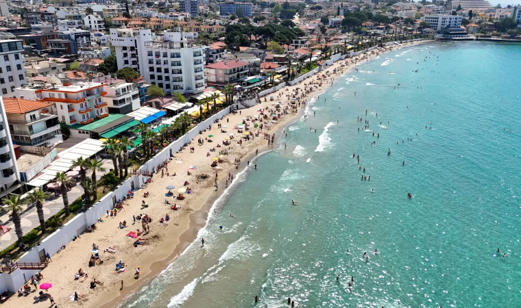 Kuşadası’nın halk plajlarında şemsiye ve şezlonglar artık ücretsiz