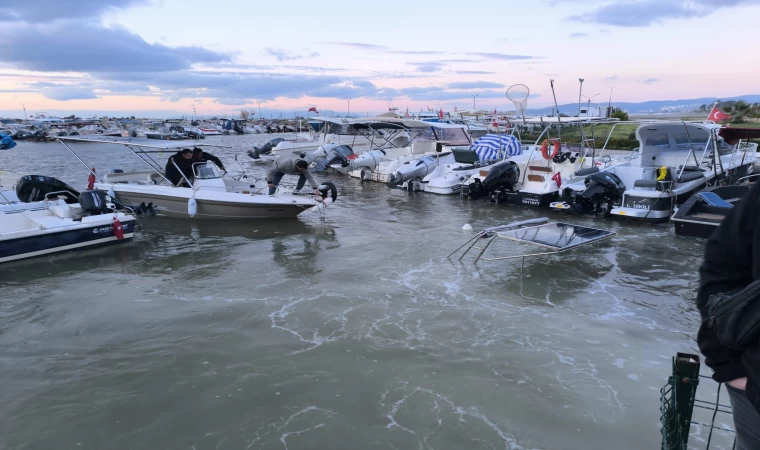 Kuşadası’nda Fırtına Tekneleri Vurdu: Sevgi Plajında 2 Tekne Suya Gömüldü!