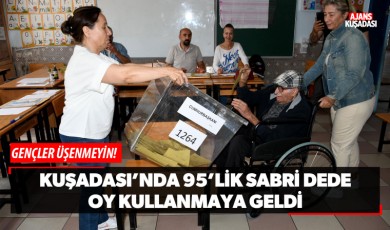 Kuşadası'nda 95'lik Sabri dede oy kullanmaya geldi