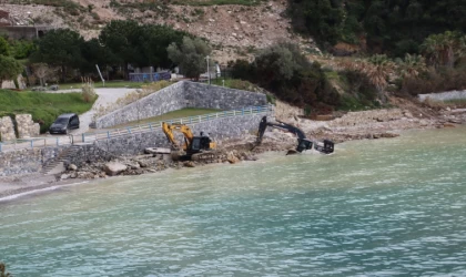 Kuşadası Zinos sahil şeridi kepçelerle tahrip edildi!