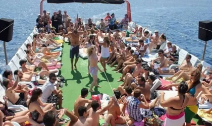 Turizm kenti Kuşadası'nda müzik yayını saatlerine kısıtlama!