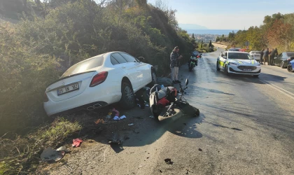 Hatalı sollama yapan otomobil motosikleti biçti! 1'i ağır 2 yaralı
