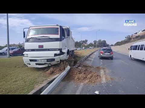 Kuşadası'nda Yoldan Çıkan Kamyonu Direk Durdurdu!